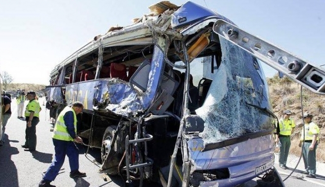 Carnagiu pe șosea. Cel puțin 35 de morți și 20 de răniți, într-o coliziune între un autocar și o cisternă - nouamortisi22deranitiintrunaccid-1472975468.jpg