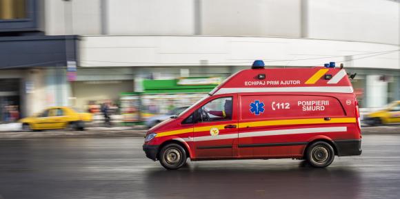 Un hoț care a spart un bar a sunat la 112, după ce s-a tăiat într-o vitrină - nta1zgfmytm3mwizzwzjotzhndbjmduy-1555595341.jpg