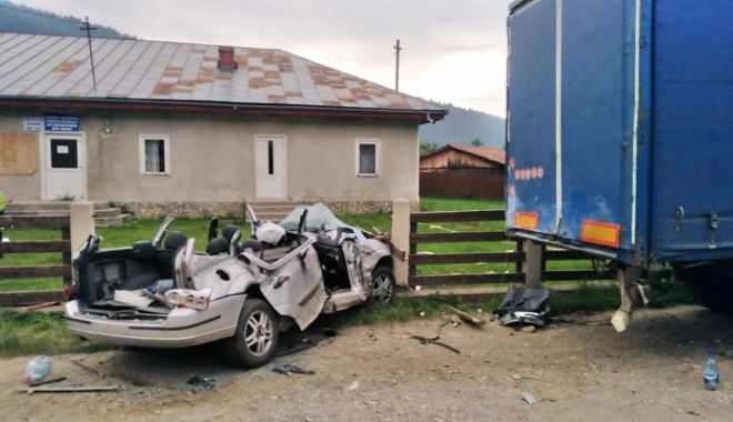 GRAV ACCIDENT RUTIER! Patru tineri au murit într-o mașină făcută praf, sub un TIR - ntt34352800-1562136056.jpg