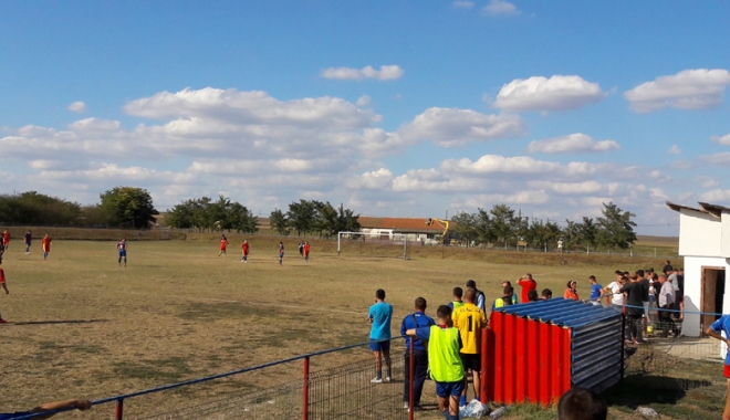 Cu iataganul pe teren! Scandal de proporții la un meci de fotbal. 