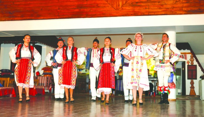 Un spectacol cu miri și lăutari, la restaurantul Nunta Zamfirei - nunta-1408885807.jpg