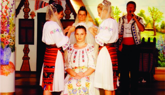 Super-spectacol la Nunta Zamfirei, cu lăutari, pălincă și folcloriste! - nuntazamfireiok-1407678883.jpg
