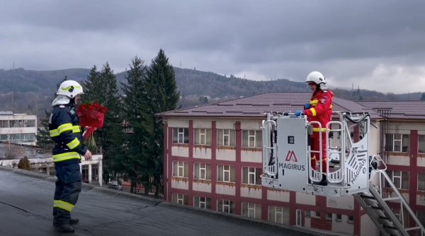 Cerere inedită în căsătorie „la înălțime”, în timpul unui exercițiu legat de riscul unor cutremure - nunti-1669649406.jpg