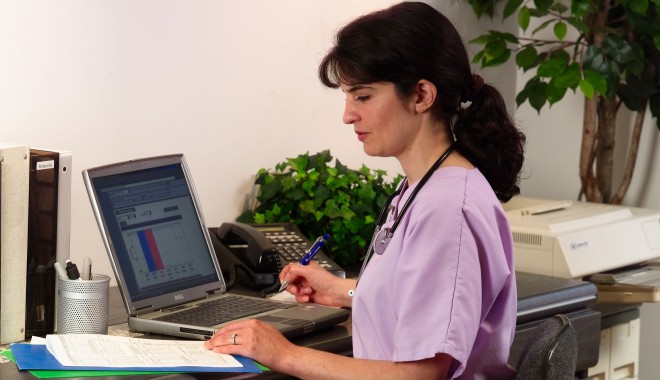 Cadrele medicale feminine pot comunica online - nursemedicaloffice-1372943550.jpg
