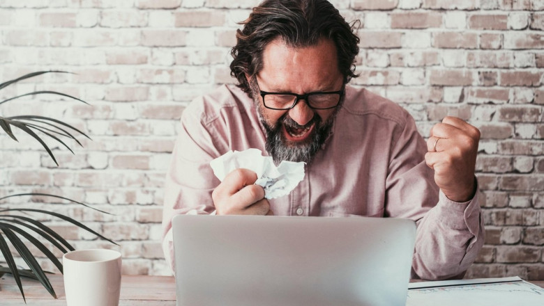 Înșelăciune online de zeci de mii de euro. Un bărbat a fost păcălit cu o aplicație falsă