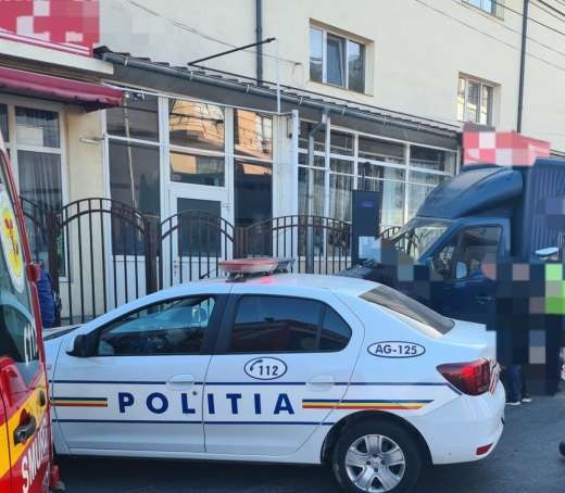 O autoutilitară a intrat în refugiul unei staţii de autobuz; şoferul a fost găsit inconştient - o-autoutilitara-foto-1712652796.jpg
