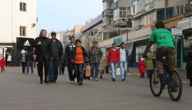 INS/ Salariile medii din întreprinderile mici, sub 1.400 de lei net pe lună - oameni-1348646479.jpg