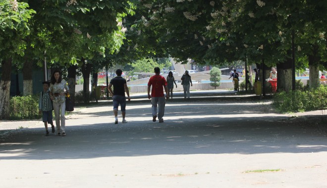 Statistică. Județul Constanța are aproape 180.000 de salariați - oameni-1379506440.jpg