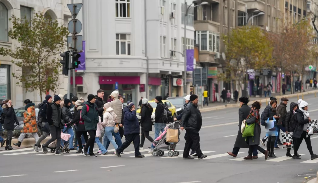 Sondaj INSCOP - Șapte din 10 români cred că țara se îndreaptă într-o direcție greșită - oameni-1769189270.webp
