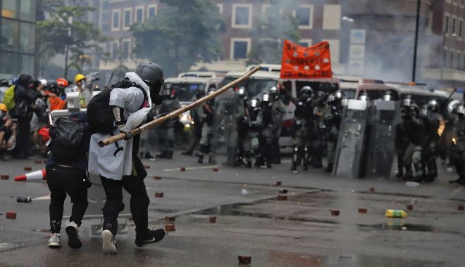 Oamenii își cer drepturile în stradă! Proteste de amploare la Hong Kong - oameniiisicerdrepturile-1575832693.jpg