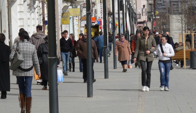 Cu cât a crescut populația României în doar o lună de zile - oamenipestrada31-1412950231.jpg