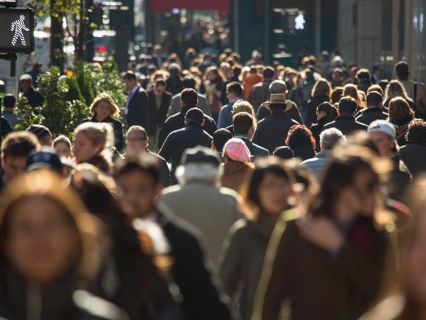 România, în al 34-lea an de declin demografic: populația continuă să scadă - oamenistradapublimediashuttersto-1776770766.webp