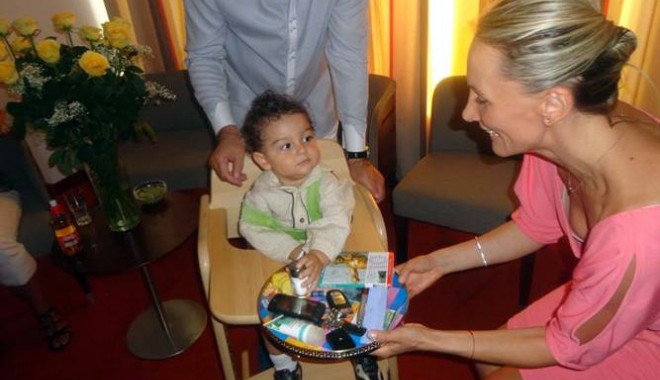 Oana Turcu și Cristi Brancu  i-au tăiat moțul copilului la Viena - oanaturcucristibrancumotcopilvie-1344176155.jpg