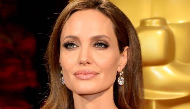Angelina Jolie dă covorul roșu pe politică - oangelinajoliefacebook-1415188067.jpg