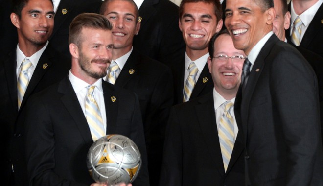 Obama l-a tachinat pe Beckham  pe seama vârstei și a liniei sale de lenjerie intimă - obamacudavidbeckhamoriginal-1337185853.jpg