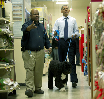 Obama a fost la cumpărături de Crăciun - obamalacumparaturi-1324568938.jpg