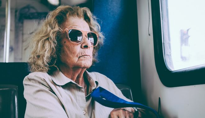 O bătrână în autobuz şi tânărul neliniştit - obatranainautobuz-1671473839.jpg