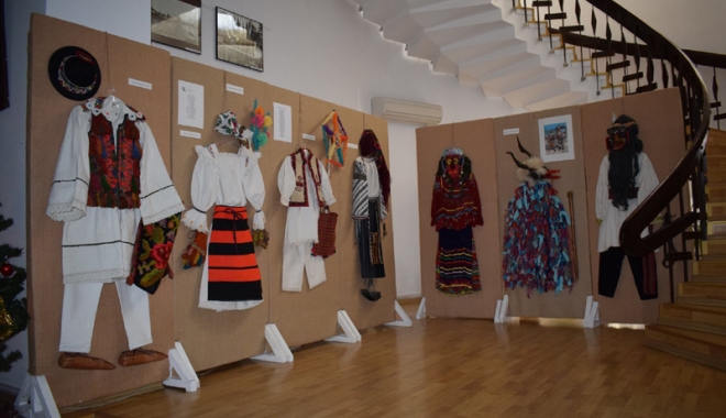 Obiceiuri de Crăciun și Anul Nou, în expoziția Muzeului de Artă Populară - obiceiuri2-1513181045.jpg