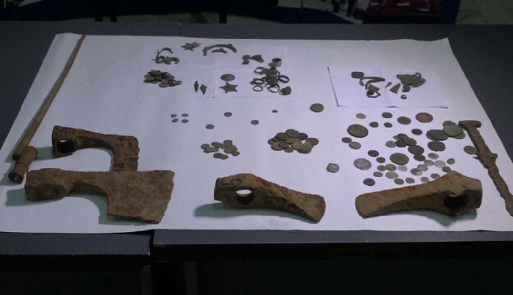 Descoperire impresionantă România. Monede antice și artefacte vechi, găsite într-o pădure - obiecte-vechi-1740903990.jpg
