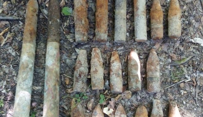 Arsenal de muniție neexplodată, descoperit într-o pădure - obuze253779300-1566982439.jpg