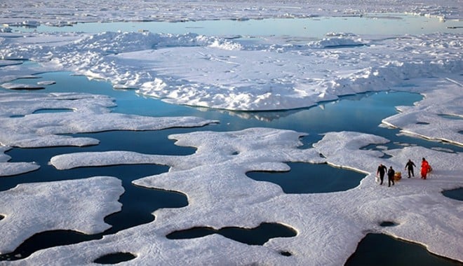 30 de turiști  și vânători,  în derivă în oceanul Arctic canadian - ocean-1372250207.jpg