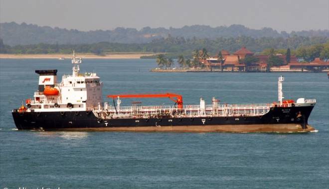 Un tanc petrolier a fost jefuit de pirați,  în Strâmtoarea Malacca - ocean-1430811166.jpg