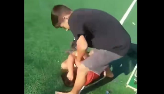 Copil de 12 ani, bătut de alți doi minori. Poliția s-a sesizat, după ce un video cu agresiunea a fost postat pe internet