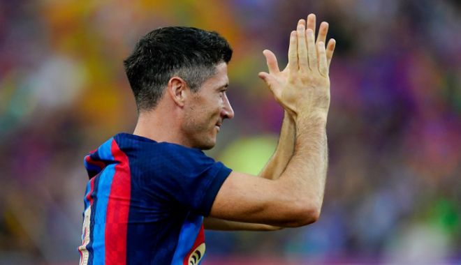 Lewandowski, jefuit în timp ce semna autografe, înaintea antrenamentului Barcelonei - odewntyyogi0mti4m2njndi1otyyodjk-1660901666.jpg