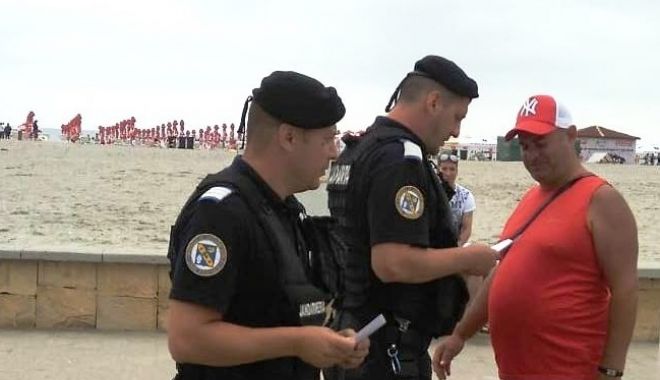 O echipă de jandarmi a găsit, în doar câteva minute, o fetiță rătăcită pe plaja din Mamaia - oechipadejandarmi-1564041764.jpg