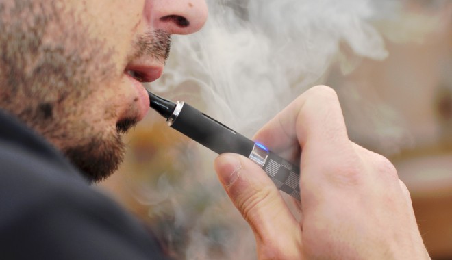 Noua lege a fumatului, votată în Parlament. Iată ce îi așteaptă pe fumători - oelectroniccigarettefacebook-1381317332.jpg