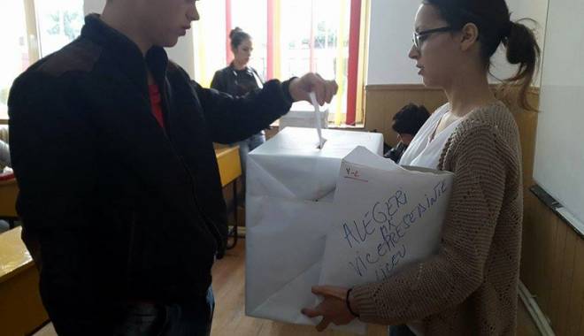 O elevă de la Mihail Kogălniceanu, votată în Consiliul de Administrație al liceului - oeleva-1444403492.jpg