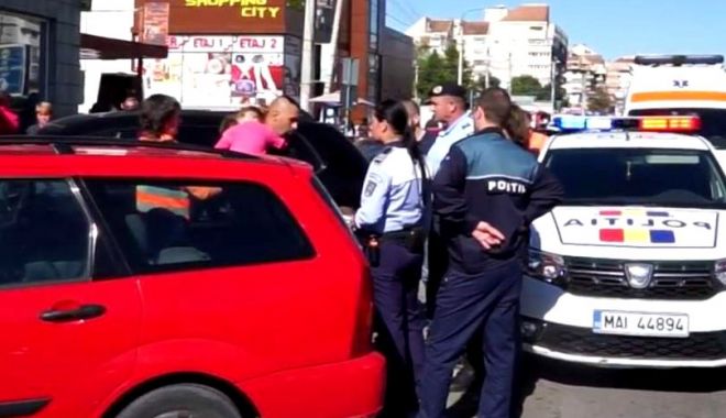 O fetiță de doi ani a fost abandonată în mașină. Părinți au plecat la cumpărături - ofetitadedoianidinbotosaniafosta-1538134777.jpg