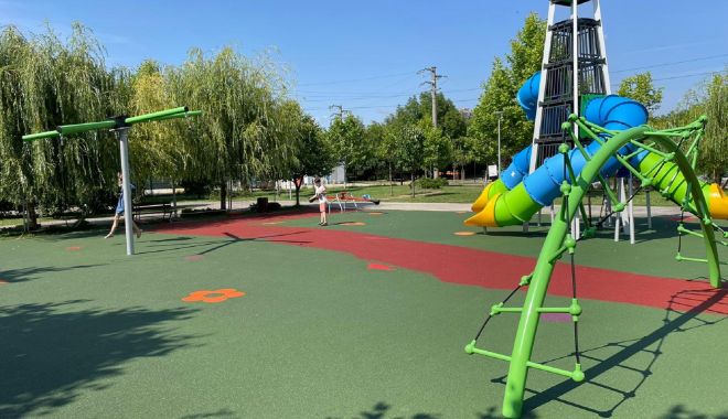 O fetiță s-a electrocutat într-un parc, la locul de joacă. Poliția face cercetări pentru vătămare corporală din culpă