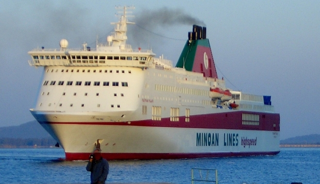 O furtună cu valuri de 10 metri a lovit ferry-boat-ul 