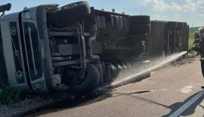 Accident la Constanţa! Un TIR încărcat cu pietre s-a răsturnat, în sensul giratoriu