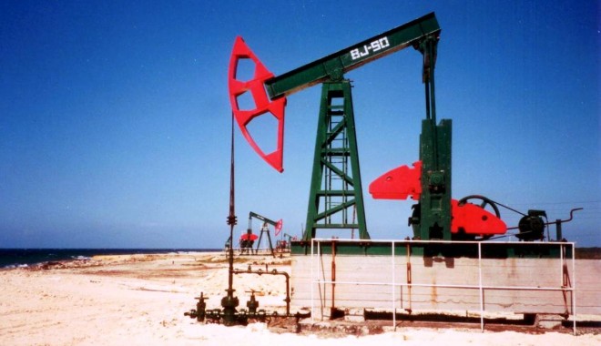 Prețul barilului de țiței continuă să scadă - oil-1363967913.jpg