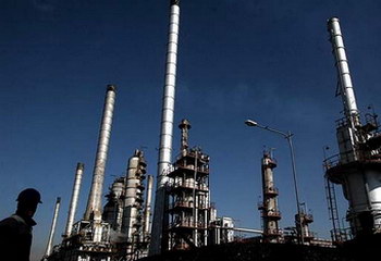 Statul nu mai privatizează, cumpără rafinării - oilrefinerytehran1-1315579827.jpg