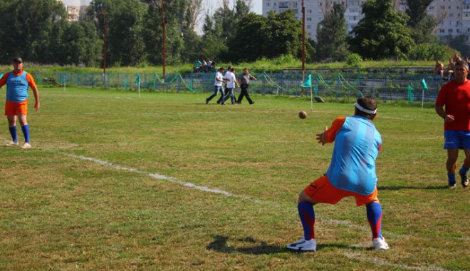 Românii redescoperă frumusețea oinei, sportul nostru național - oinabadeacartancleopatra6-1405449501.jpg