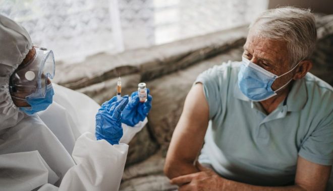 Trei doze de vaccin pentru Covid-19 reprezintă „o îngrijire optimă” - oldermalecovidvaccine1296x728hea-1639372411.jpg