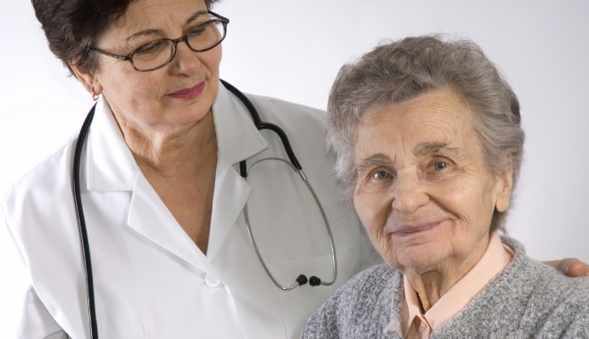 Astăzi este marcată ziua pentru prevenirea osteoporozei - oldernurseandfemalepatient-1413791785.jpg