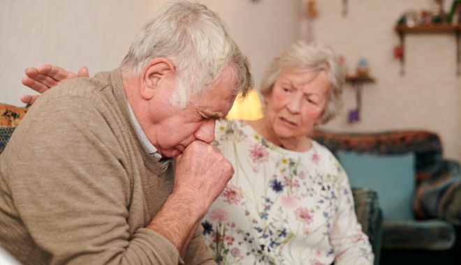 Ziua Internaţională a Persoanelor Vârstnice, sărbătorită pe 1 octombrie - oldmancoughingwifecomfortinggett-1633010315.jpg