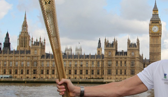 Flacăra olimpică, purtată de un român pe teritoriul Marii Britanii - oli-1337540538.jpg