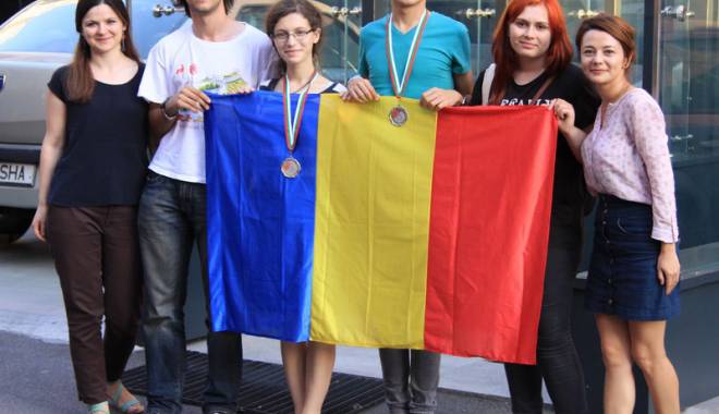 Două medalii de argint la Olimpiada Internațională de Lingvistică - olimpiciromani-1438013220.jpg