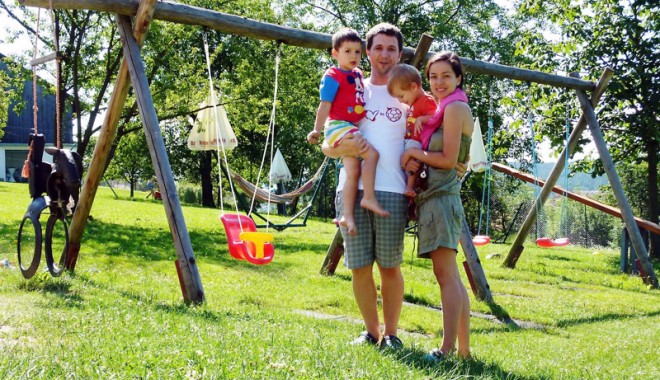 Andi Moisescu și-a dus familia  în vacanță la Disneyland - oliviaandidavidlucaresize-1310995718.jpg