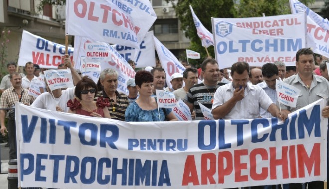 Proteste la Oltchim. 500 de angajați s-au adunat în fața combinatului - oltchim71087300-1349073963.jpg