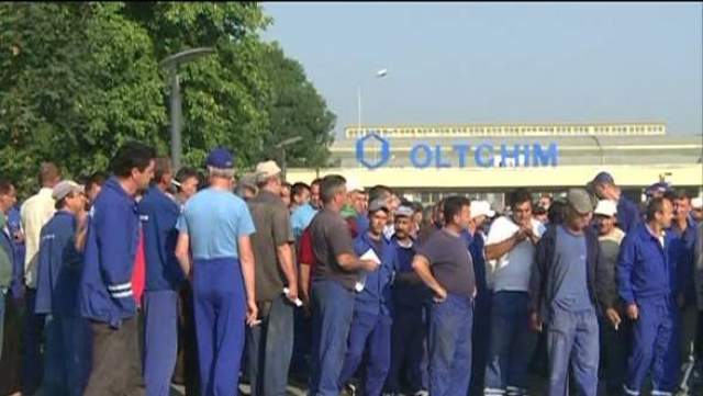 Salariații Oltchim au luat integral salariul pe luna iulie. Banii pe august vin tot din creanțe recuperate - oltchimprotestelecontinuamaimult-1348242055.jpg
