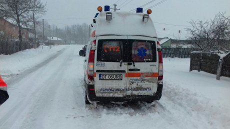 Ambulanță plecată în misiune, rămasă blocată <br> - oltpoza41119300-1544870789.jpg