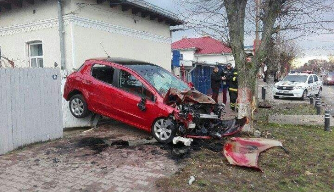 Accident spectaculos / Cum a ajuns un șofer cu mașina suspendată între o casă și un copac - oltt269961300-1488446253.jpg
