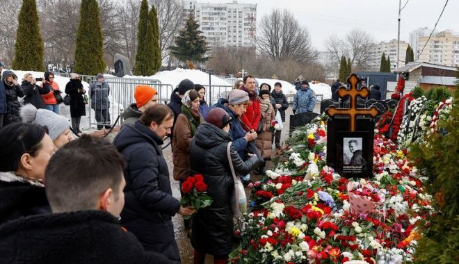 Pentru a treia zi consecutiv, ruşii stau la coadă pentru a-i aduce un omagiu lui Aleksei Navalnîi - omagiu-aleksei-navalnii-1709481869.jpg