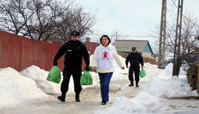 O mână de ajutor pentru familiile sărmane din județul Constanța - omanadeajutor1-1392052662.jpg